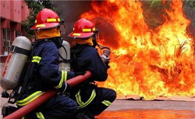 آتش سوزی هولناک در یک ساختمان در بروجرد/ جانفشانی آتش‌نشان فداکار