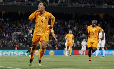 یونان 0-1 هلند: یک پنالتی از دست رفت