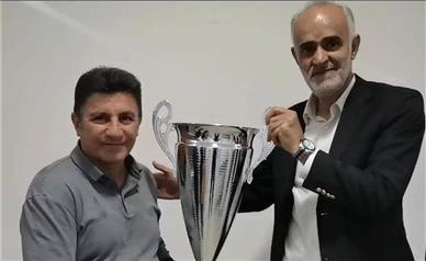 اهدای جام قهرمانی به ایران