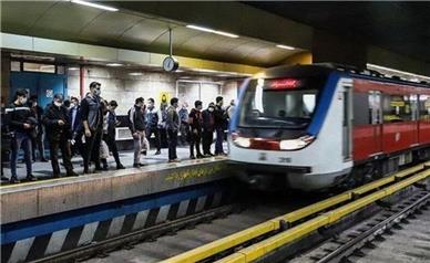 سقوط یک مرد موبلند جلوی قطار مترو انقلاب + جزییات