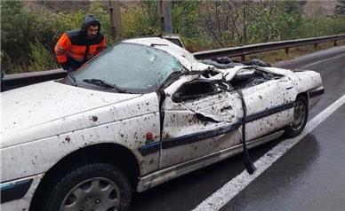 سقوط سنگ روی یک خودرو در چالوس +عکس