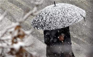 بارش برف و باران در جاده‌های ۳ استان ادامه دارد/ مه‌گرفتگی در برخی مناطق