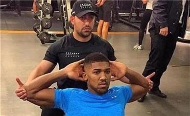 سینا قائمی مربی بدنساز ایرانی در تصادف مرگبار جان باخت