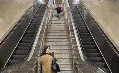 پله برقی‌ها در پل‌های مکانیزه پایتخت ترمیم می‌شوند