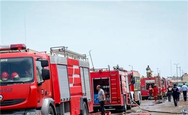نبرد بی‌وقفه آتش‌نشانان با حریق بندرعباس ادامه دارد