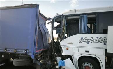 یک فوتی و ۲۶ مصدوم در تصادف تریلی و اتوبوس تهران – شاهرود