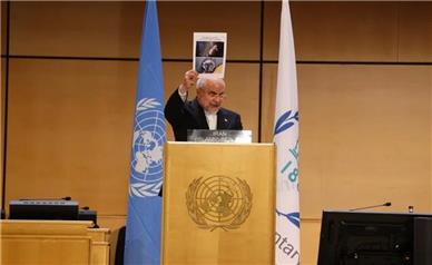 تصویر رایان ۲ ماهه در دستان رئیس مجلس؛ افشای جنایات رژیم صهیونی در ژنو