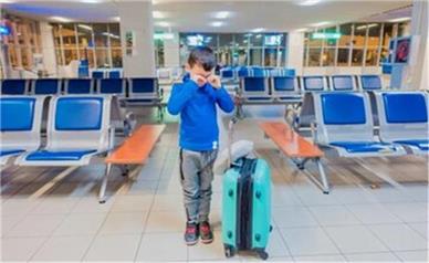 والدینی به خاطر سفر با هواپیما، پسربچه‌ ۱۰ ساله خود را در فرودگاه رها کردند!