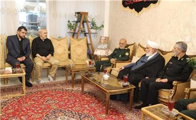 در دیدار رئیس ستاد کل نیروهای مسلح با خانواده فرماندهان شهید جنگ تحمیلی ۱۲ روزه چه گذشت؟