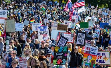 واکنش ترامپ به اعتراضات میلیونی «نه به پادشاه» در سراسر ایالات متحده و نقض آتش بس در غزه