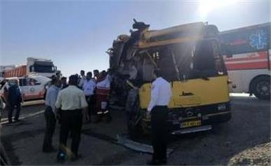 برخورد اتوبوس حامل دانشجویان با تریلی در سمنان: ۲ کشته و چندین مصدوم