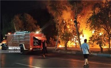 آتش‌سوزی گسترده در بابل/ تلاش برای مهار طولانی شد