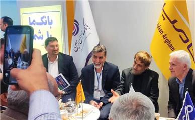 بازدید عضو مجمع تشخیص مصلحت نظام از غرفه بانک ایران زمین در یازدهمین نمایشگاه تراکنش ایران