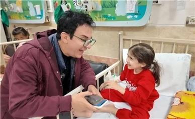 عموپورنگ به دیدار کودکان بیمار و مجروح شده در جنگ رفت