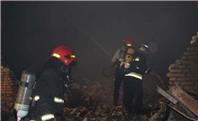 آتش‌سوزیِ شهرک صنعتی بیرجند پس از هفت ساعت مهار شد